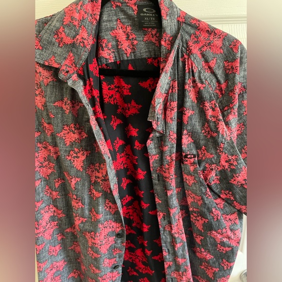 Casual Oakley short sleeve button down - Picture 1 of 2